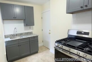 Building Photo - 248 Kelton St