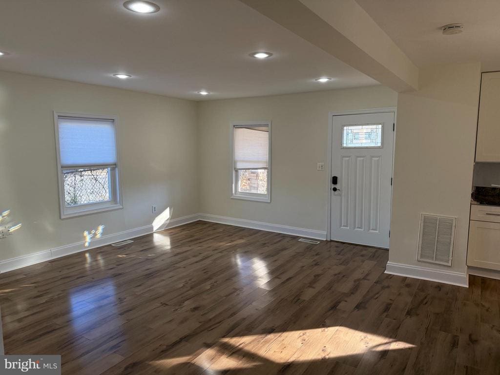 Foto principal - 9300 Sanger St