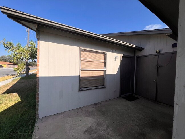 Foto del edificio - 5749 Crestmore Dr