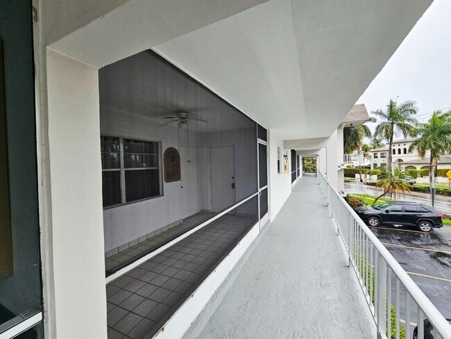 Building Photo - 501 Blue Heron Dr