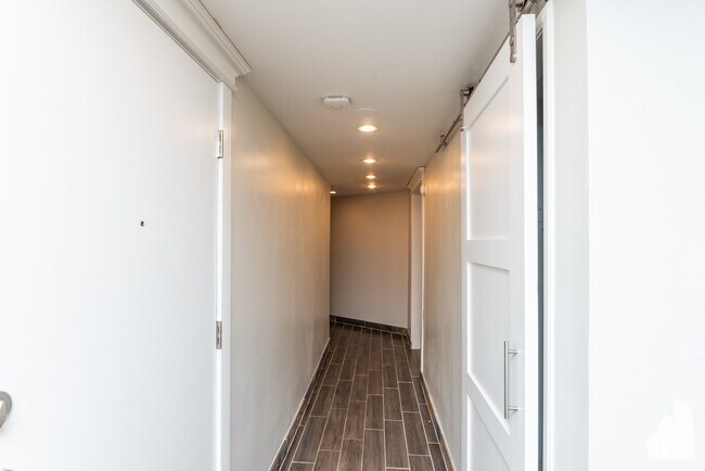 Building Photo - 4214 N Kenmore Ave