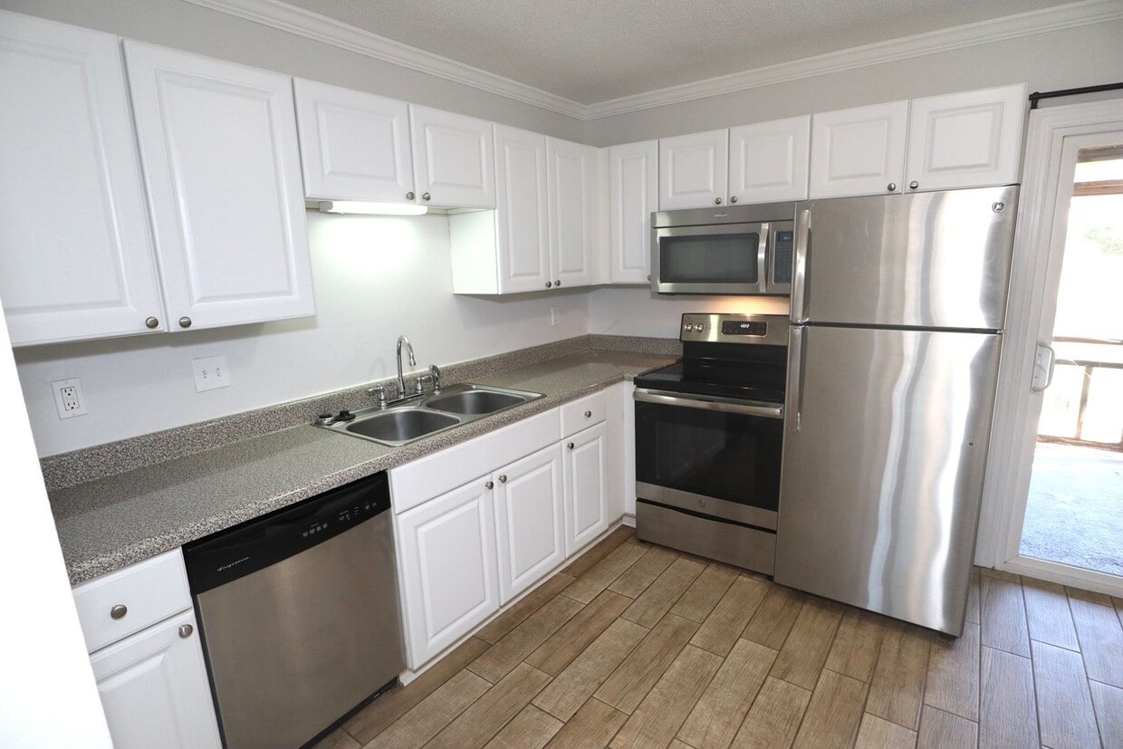 Foto principal - 2 Bed 1.5 Bath in Mepkin Place in West Ashley!