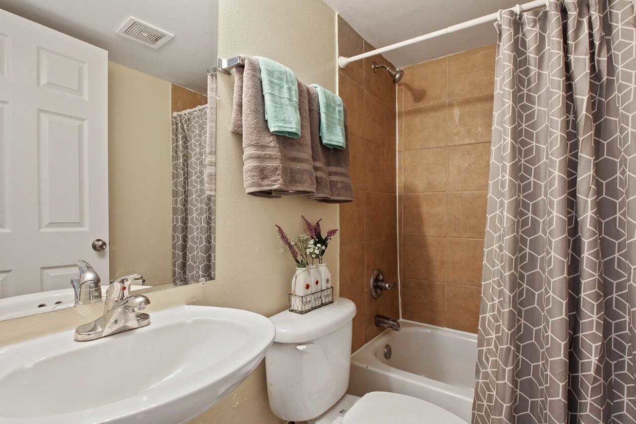 3300 Garden Oaks Dr Unit E10 C, New Orleans, LA 70114 Room for Rent in New Orleans, LA