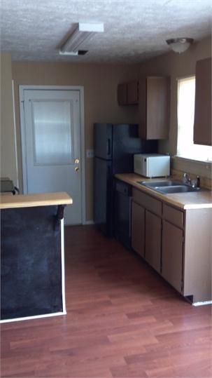 Building Photo - 401 Surrey Rd