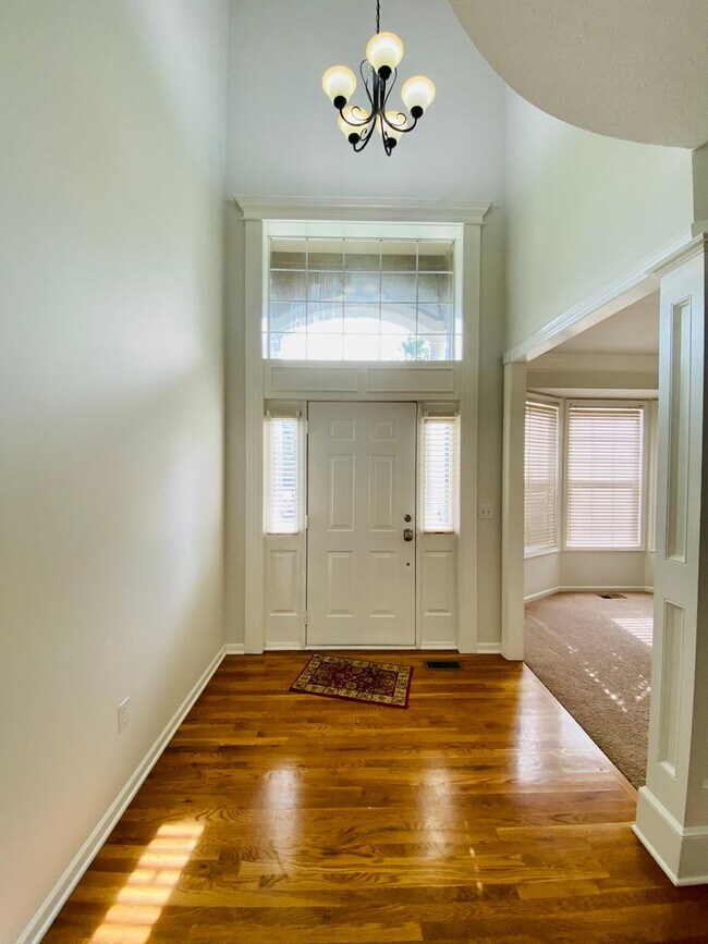 Foto del edificio - {15808} Hampton Place Two Story Home + Finished Basement + Three Car Garage + Blue Valley HS