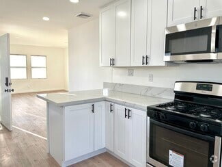 Building Photo - 10402 S Van Ness Ave