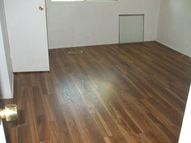 Foto del edificio - Half month rent credit for approved tenant. 3 bed 2 bath manufactured with new flooring