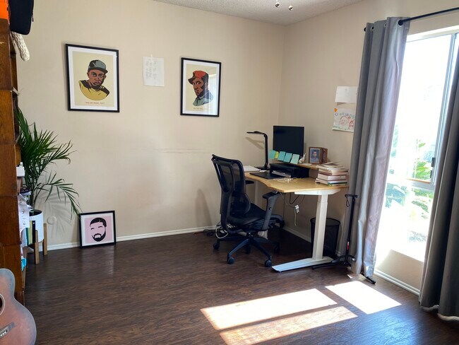 Foto del edificio - 2363 Iroquois Ave