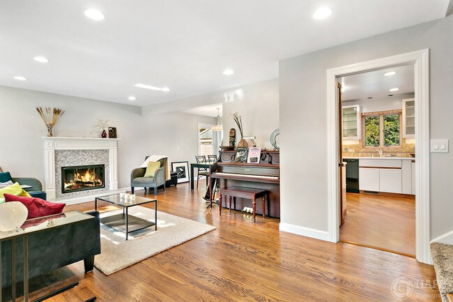 Building Photo - 813 Cedar Ln