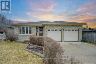 Building Photo - 535 Appledale Crescent
