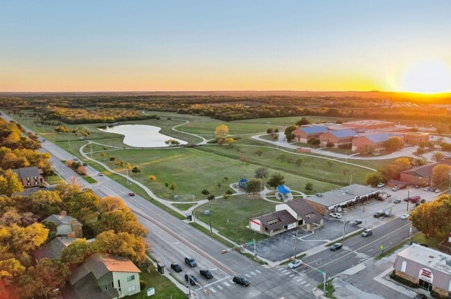 Hollyhills Apartments Denton TX - South Lakes Park - Hollyhills Apartments