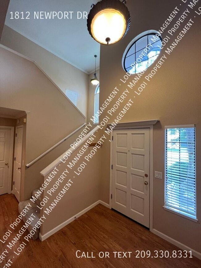Building Photo - 1812 Newport Dr