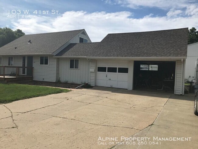 Foto del edificio - 4 Bed/2 Bath Home with 2 Car Garage!