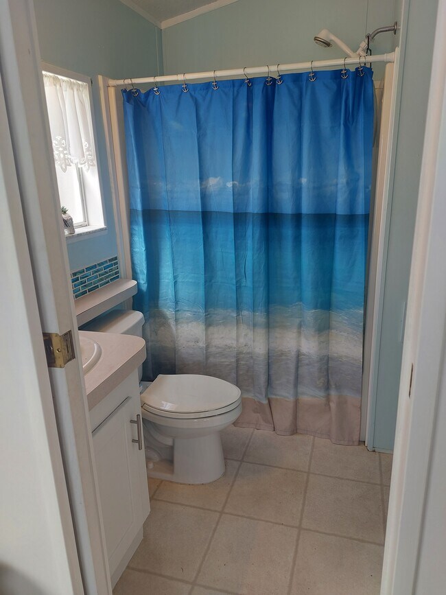 Bath with tub and shower.and linen storage - 1475 Flamingo Dr