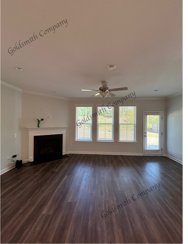 Foto del edificio - "Spacious Elegance Awaits: 5-Bedroom, 4.5-Bath Gem on Plumblee Lane!"