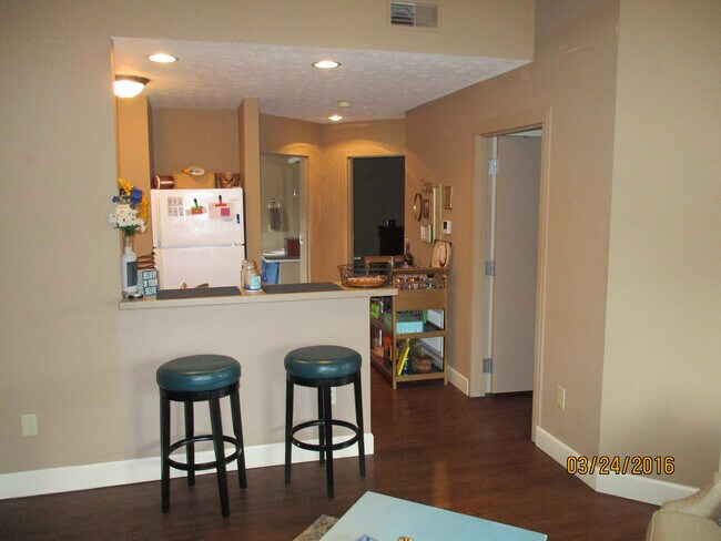 Barra de desayuno - 701 N Dicks St