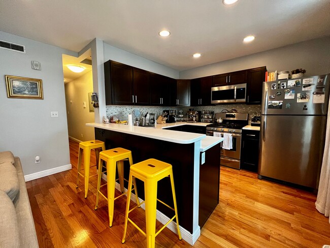 Building Photo - Well Renovated 2-Bed, 2-Bath Apartment in ...