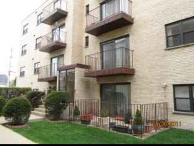 Building Photo - 2615 W Foster Ave