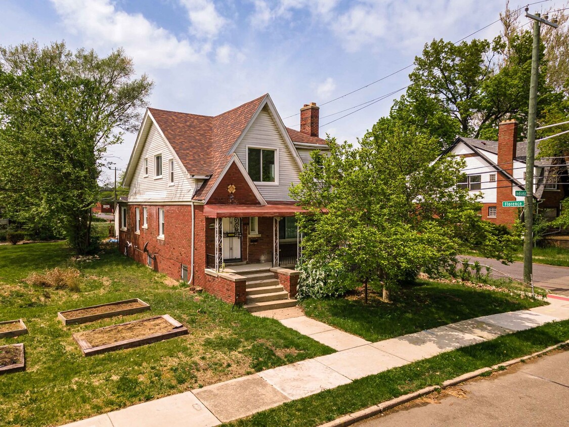 Foto principal - 16261 Indiana St