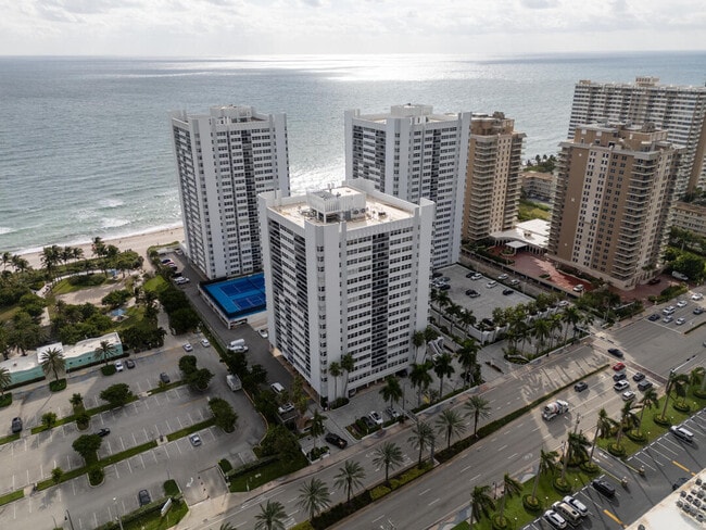 Building Photo - 1904 S Ocean Dr