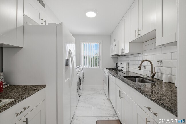 Foto del edificio - 117 Brittany Farms Rd
