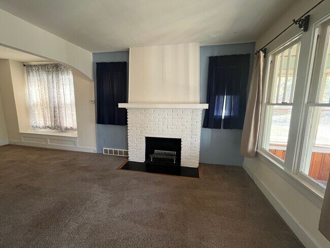Building Photo - Two bedroom in Alton