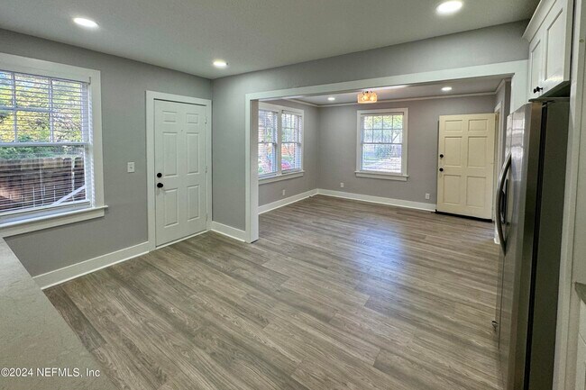 Foto del edificio - 240 E 6th St