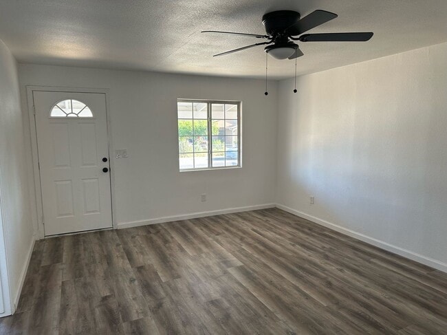 Building Photo - 132 W Deltha Ave