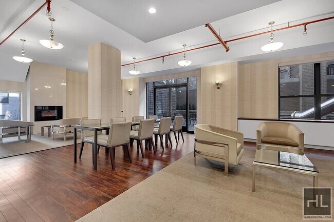 Foto del edificio - Spacious 3-Bedroom, 2-Bath Apartment on We...