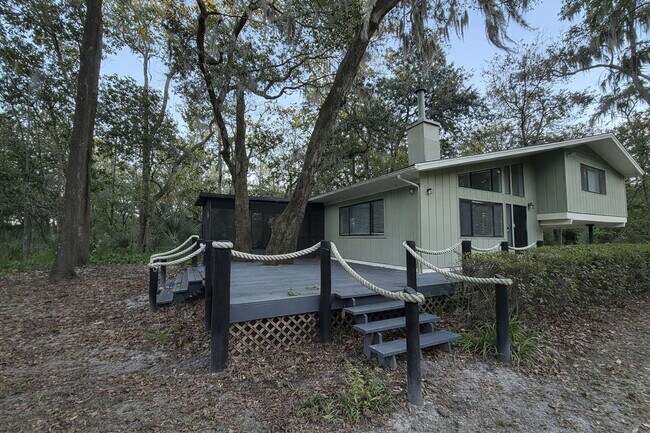 Foto del edificio - Split-Level Design Perfect for Work-From-Home or Guests