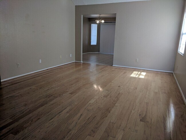 Foto del edificio - ONE STORY, 3 BEDS 2 BATHS, 2 CAR GARAGE, NEWLY REMODELING KITCHEN AND BATHROOM, GRANITECOUNTERTOP...