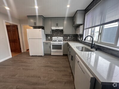 Building Photo - 251 Elm St