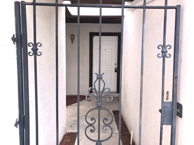 Foto del edificio - MOVE IN NOW! 2x2 WITH FRESH INTERIOR PAINT...