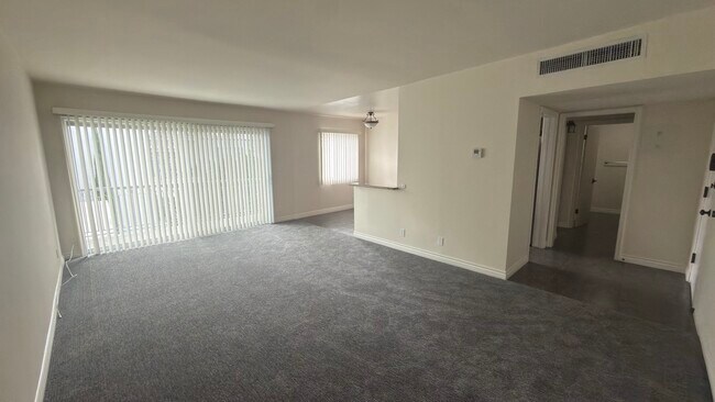 Foto del edificio - 13820 Victory Blvd