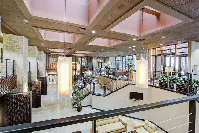 Foto del edificio - 270 E Highland Ave