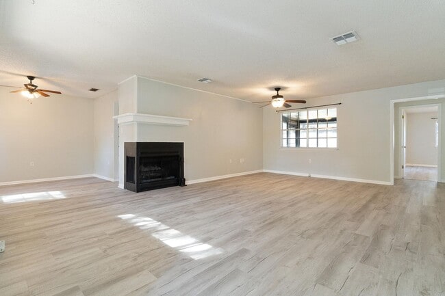 Building Photo - Great Cul-De-Sac Location in Fort Walton B...
