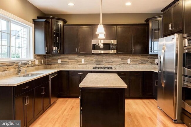 Kitchen - 1717 Taymount Ter NE