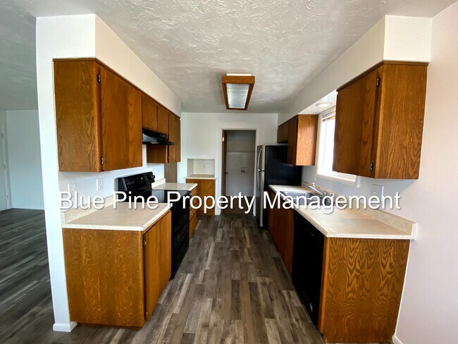 Building Photo - 672 Foster Dr