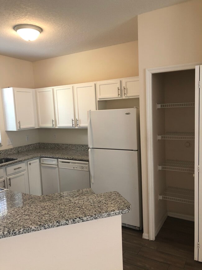 Foto del edificio - 2212 Golden Oak Ln