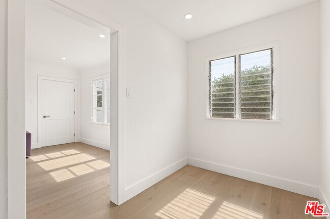 Foto del edificio - 8210 Clinton St