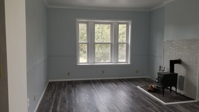 Living room bay window/ stove - 3348 Greenwood Blvd