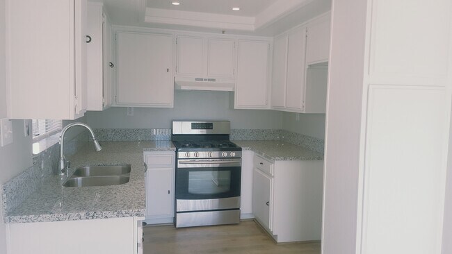 Foto del edificio - 8760 Burnet Ave