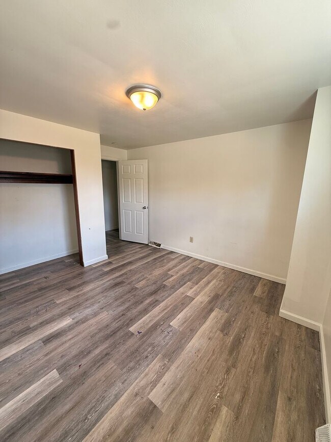 Foto del edificio - 2 Bedroom 1 Bathroom Apartment For Rent!