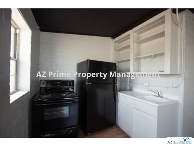 Building Photo - wow! cute, clean and cozy phoenix studio a...