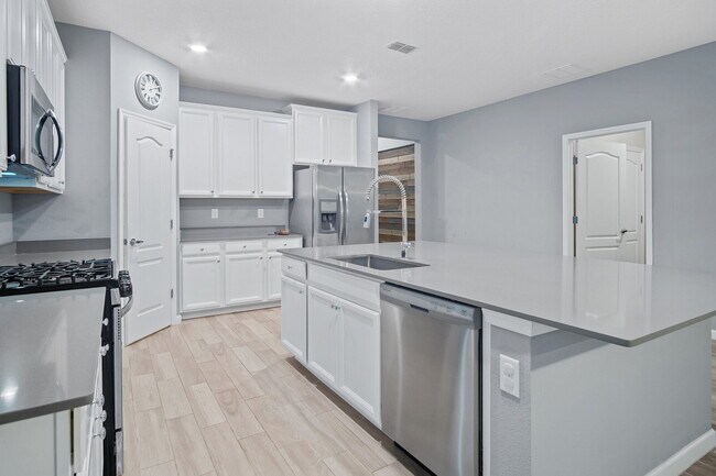 Foto del edificio - 4 Bedroom Home with Office in Windward Ran...