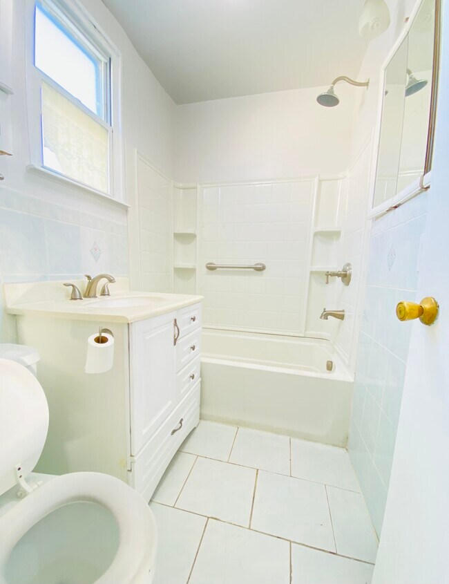 Full Bathroom - 707 College Pl