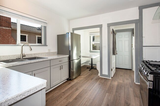 Building Photo - Cozy Cottage in Downtown Santa Barbara! Up...