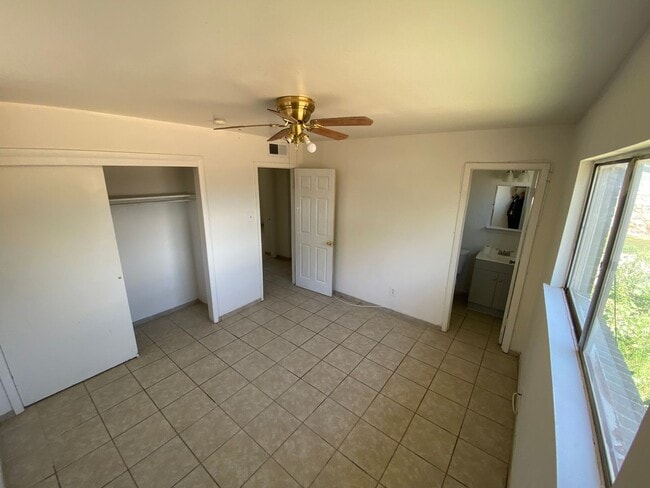 Building Photo - 3 Bed 2 Bath Home Available Today