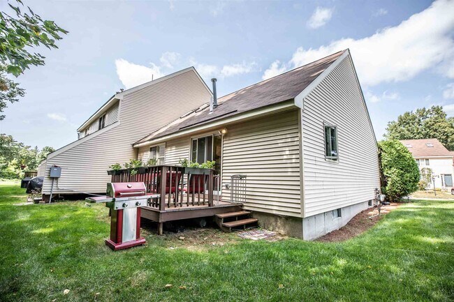 Building Photo - 1555 Bodwell Rd