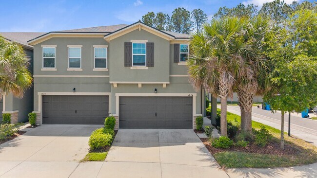 Building Photo - Absolutely stunning 4 BR + HUGE LOFT/3 Bathroom/2 Car Garage executive townhome